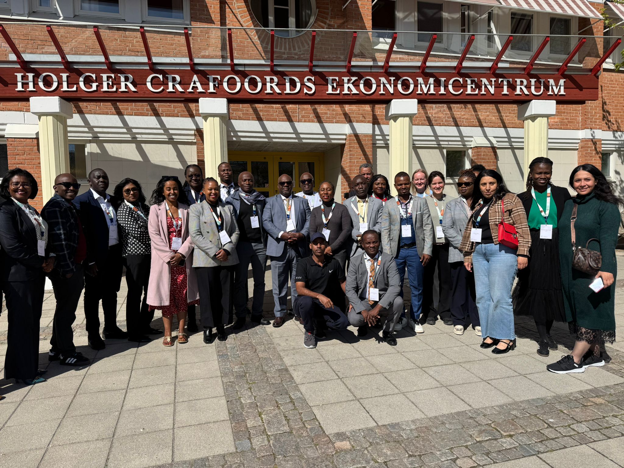Photo of the course participants in front of of the LUSEM main entrance