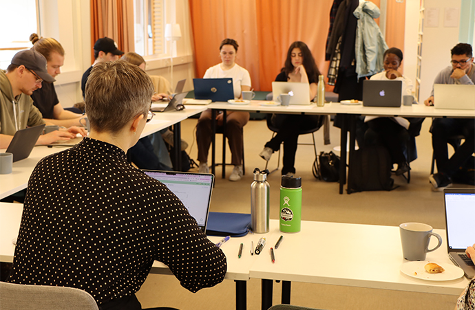 Photo of Hanna Glad and students at LUSEM